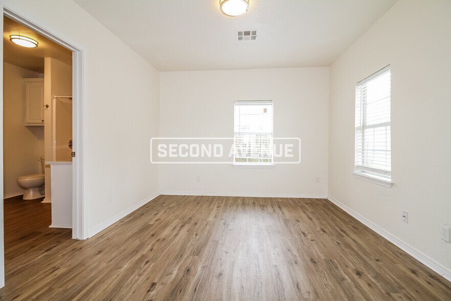 Building Photo - 1521 S Blackwelder Ave