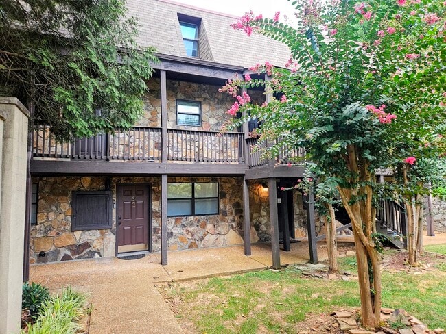 Building Photo - 637 Battery Pl