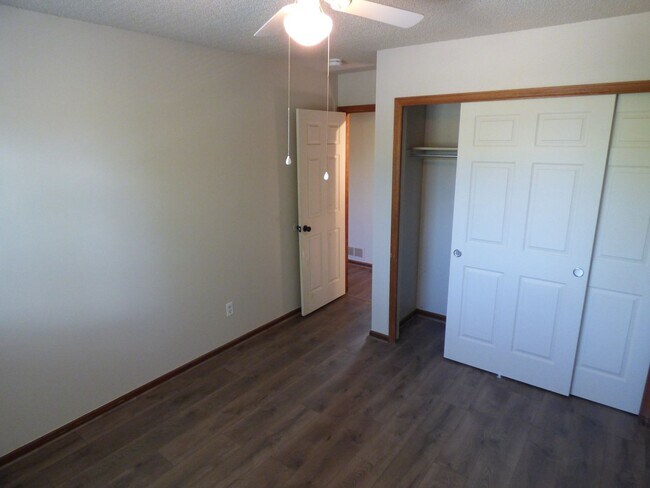 Building Photo - $0 DEPOSIT OPTION.  TRI-LEVEL HOME IN SE AURORA