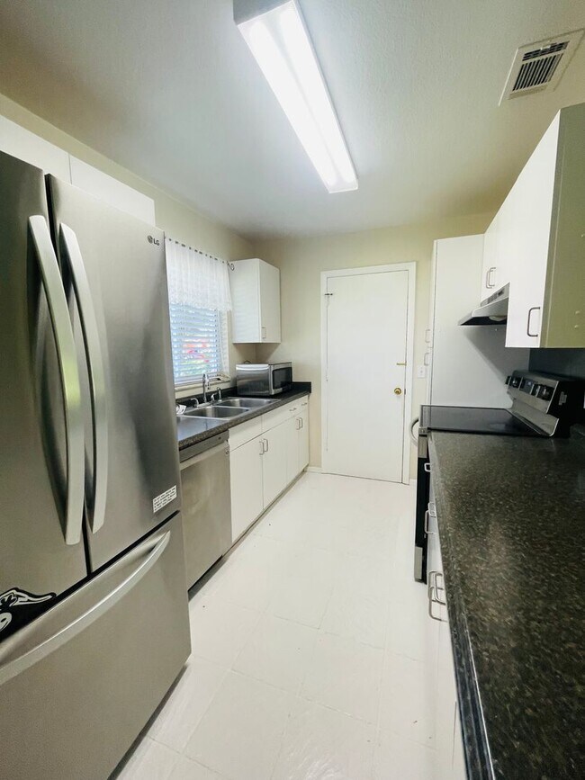 Building Photo - PORT CHARLOTTE ANNUAL RENTAL