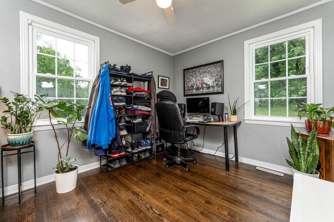 Building Photo - 206 River Heights Dr