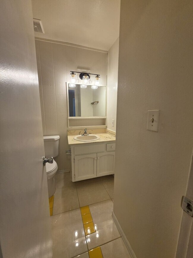 Building Photo - Beautiful 3 bedroom 2 bath Home in Imperial Beach