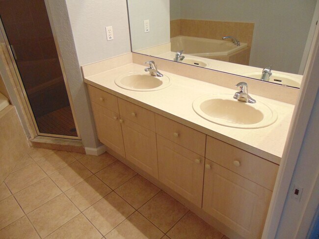 Building Photo - Cypress Reserve 4 Bedroom-Kissimmee