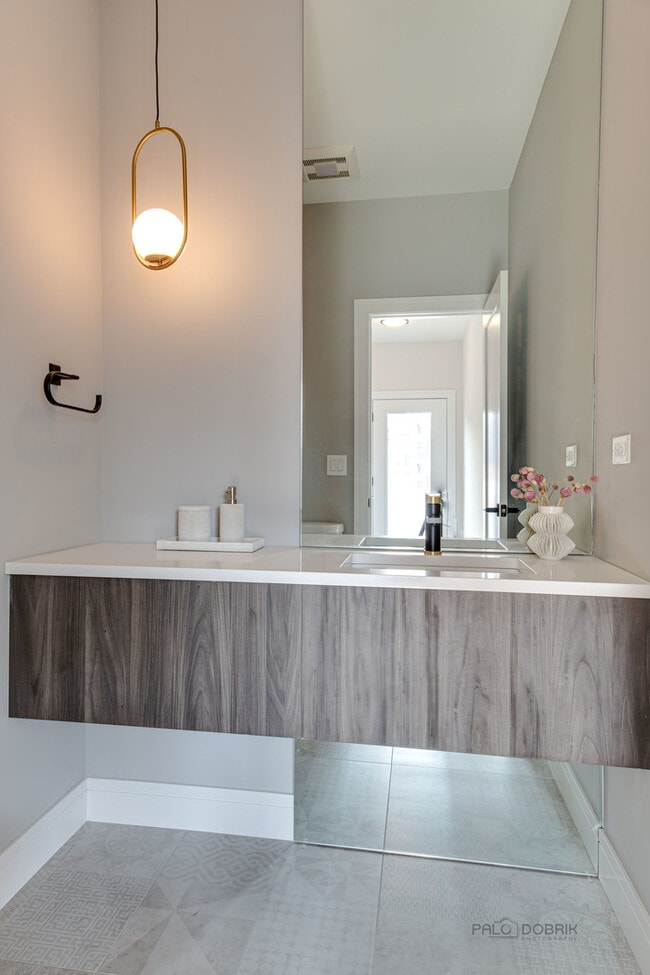 Building Photo - 1304 N Lawndale Ave