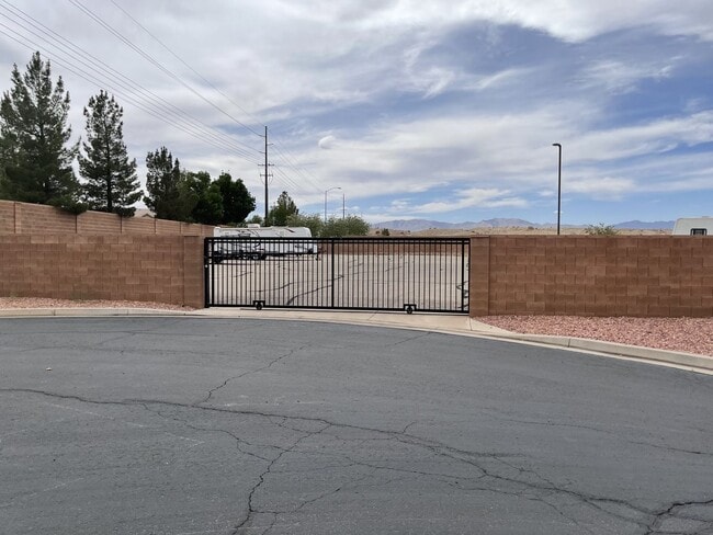 Building Photo - 3 Bedroom Townhome with Private Patio