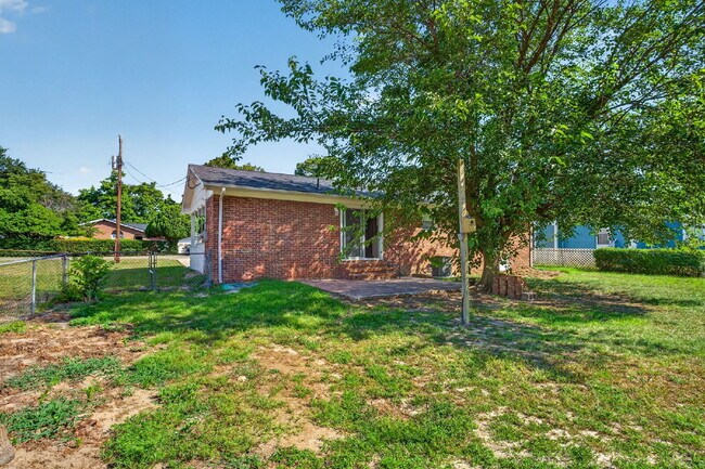 Building Photo - "Charming 3-Bed Home with Gleaming Hardwood Floors in Hope Mills!"