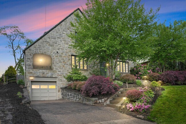 Building Photo - Charming Home - Mt. Lebanon