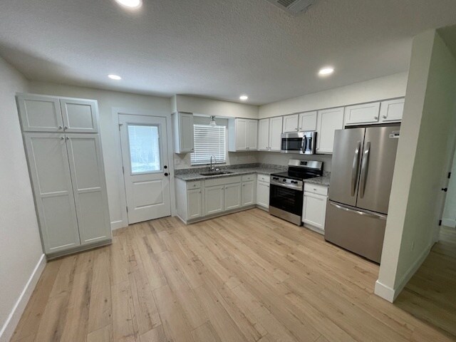 Building Photo - 1332 SE Sanchez Ave