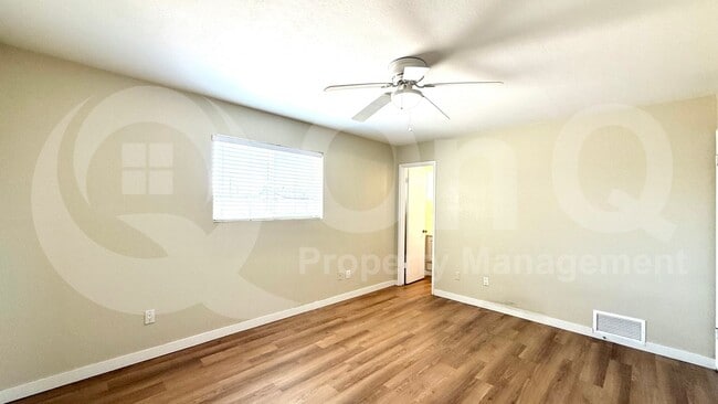 Building Photo - 1233 W 9th St