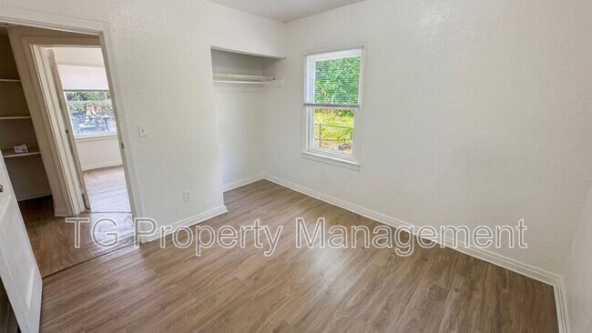 Building Photo - 916 W 28th St