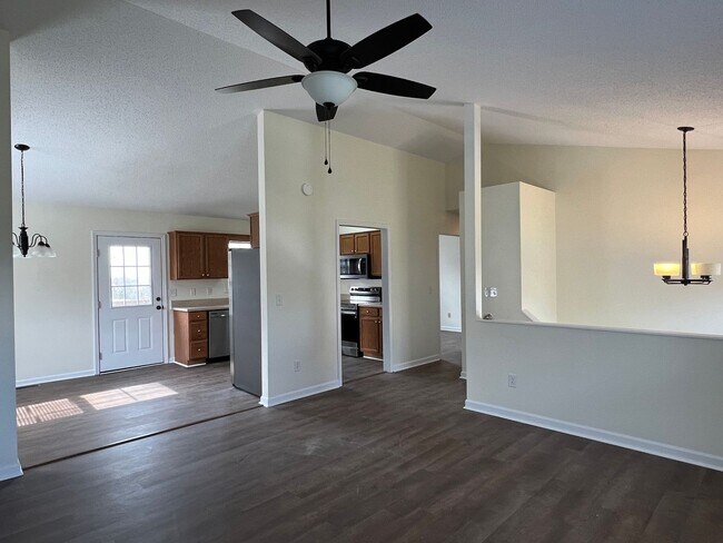 Building Photo - 3 bedroom / 2 bath + den located in Jonesborough