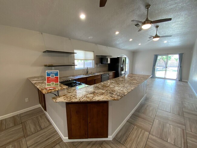 Building Photo - 3 Bedroom Single Story home Near Paseo Del...