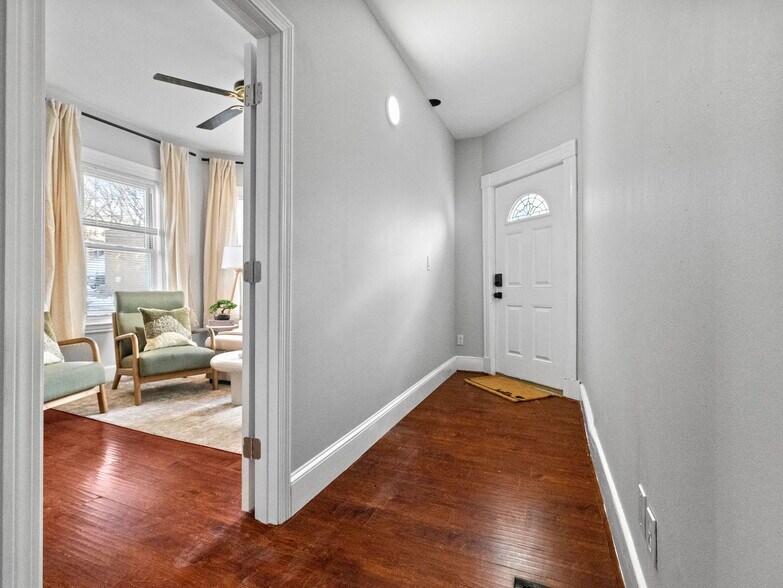 Building Photo - 168 School St