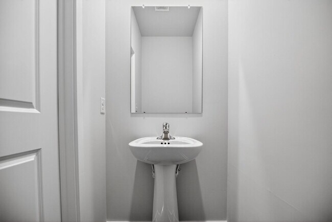 Building Photo - Beautiful 3 Bedroom, 2.5 Bath Bridgeport Townhome!