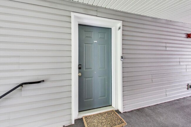 Building Photo - Beautifully updated and maintained 2 level condo home!