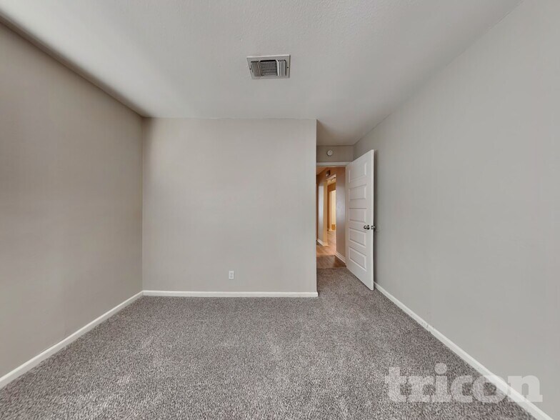 Building Photo - 5022 Crestwood Dr