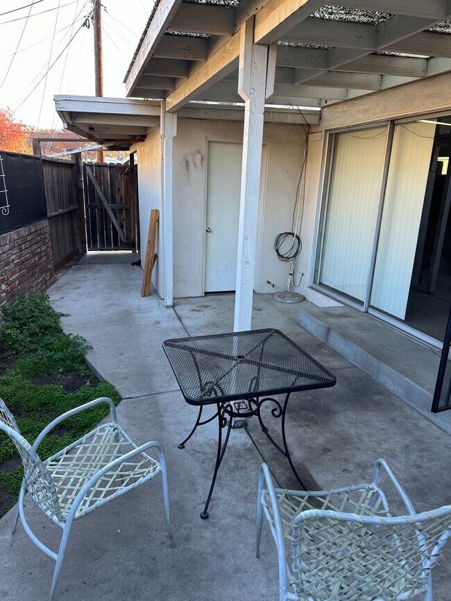 Building Photo - Desirable 2 Bedroom