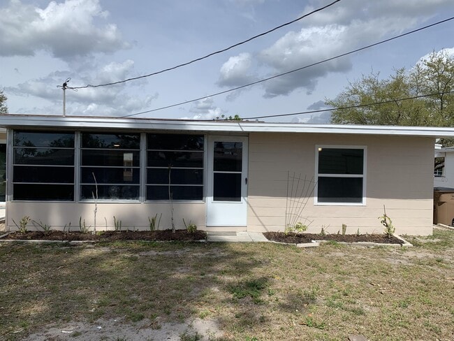 Building Photo - 1120 Vineyard St