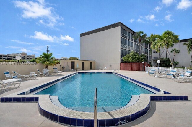 Building Photo - 896 N Federal Hwy