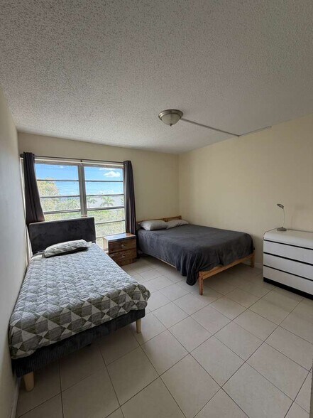 Building Photo - 9180 Fontainebleau Blvd