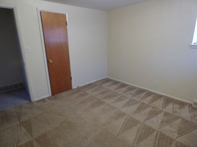 Building Photo - Cozy 2 Bed/1 Bath Duplex Near Lake Loveland!