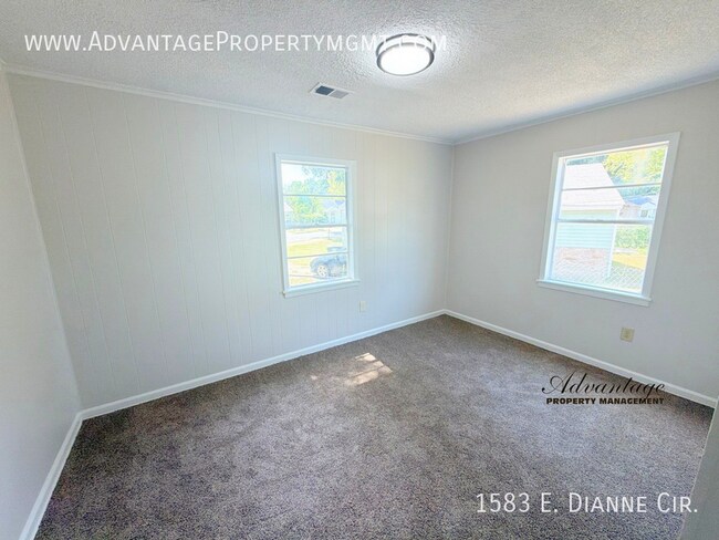 Building Photo - 1583 E Dianne Cir