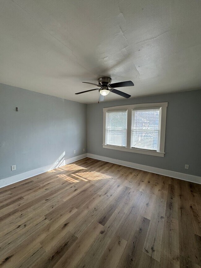 Building Photo - 1318 N Parker Ave