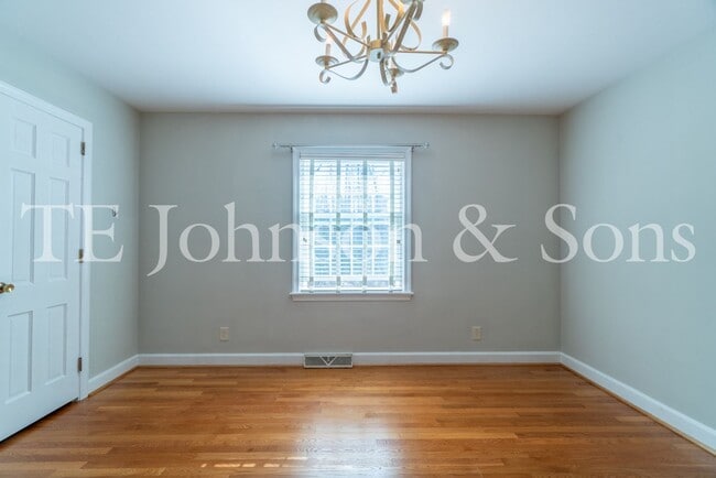 Building Photo - Spacious 5 Bedroom Home in the Heart of Sherwood Forest