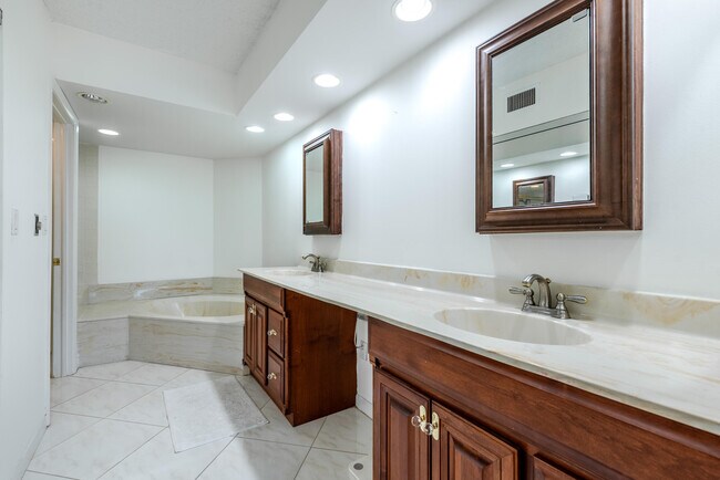 Building Photo - 7485 Glendevon Ln