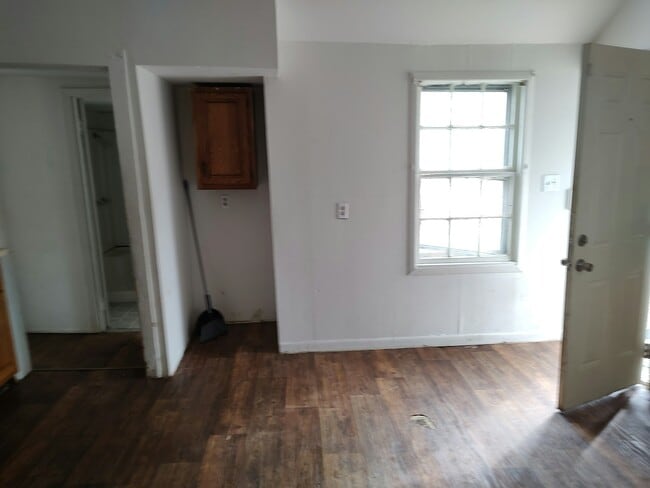 Building Photo - 1618 W Kettelle St