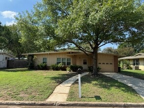 Building Photo - Welcome to this charming 3-bedroom, 1.5-bathroom home with easy access to FT. SAM, BAMC, RANDOLPH...
