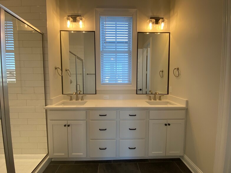 Building Photo - 1028 Bridgewater Ave