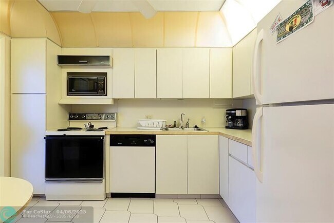Building Photo - 3051 N Course Dr