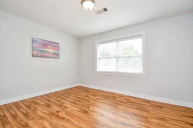 Building Photo - 707 Thistlewood Dr