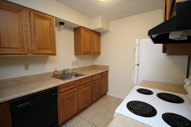 Building Photo - Spacious Northeast Pensacola Apartment Featuring 2 Bedrooms, 2 Bathrooms, Inside Laundry, and Pet...