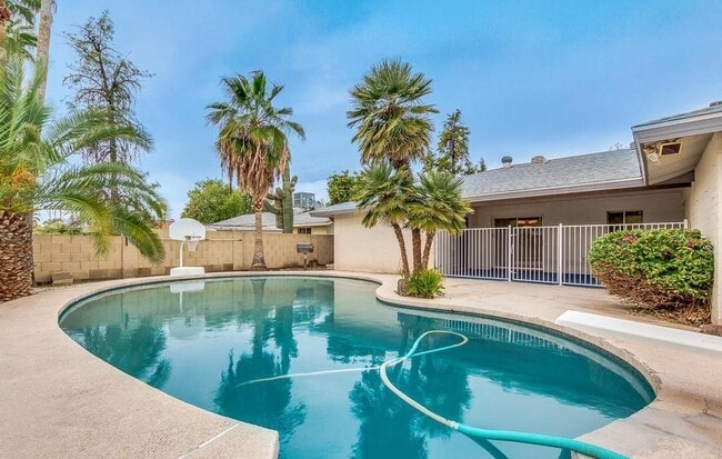 Building Photo - 2439 E Del Rio Dr