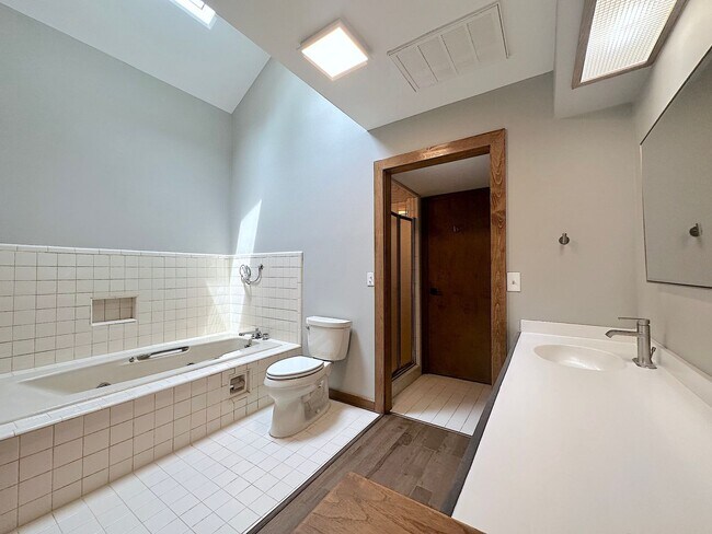 Building Photo - This Home is a Hole in One!