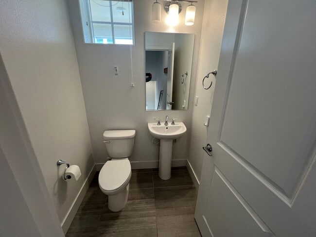 Building Photo - Beautiful 3 bed 2.5 bath Townhouse in Moun...