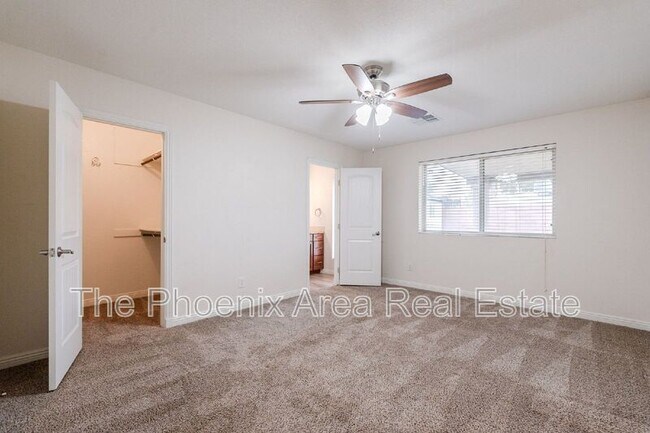 Building Photo - 3231 N Woodburne Dr