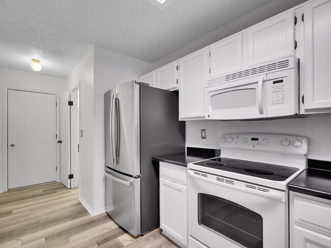 Building Photo - $2,395.00 2 bed, 2.5 bath townhome located...