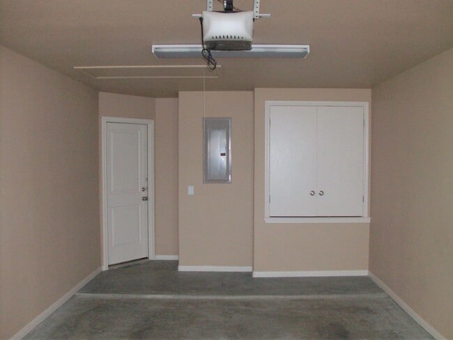 Building Photo - Spacious 2-Bedroom Home on Corner Lot – Mo...