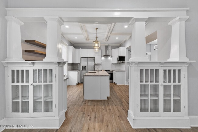 Building Photo - 310 W 10th St