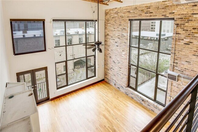 Building Photo - 411 Brazos St