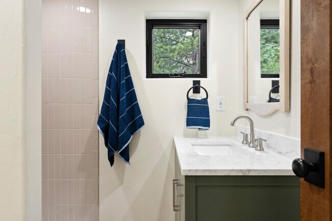 Building Photo - 205 Loop Dr