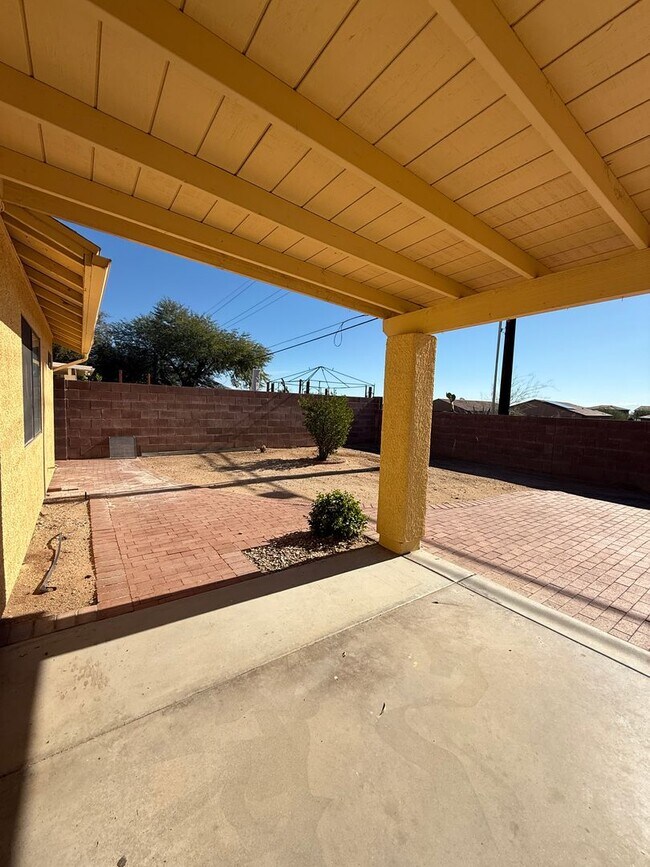 Building Photo - 3 Bed 2 Bath home in the highly desirable Northwest Tucson area. New paint and Carpet!