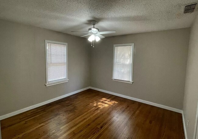 Building Photo - 4 bed close to TTU!!