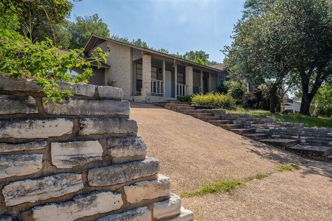 Building Photo - 6811 Thorncliffe Dr
