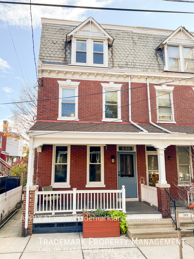 Building Photo - Great Spacious 4 Bedroom West End Duplex