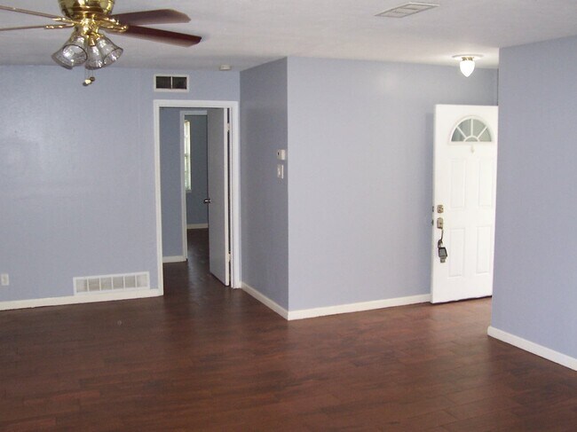Building Photo - 830 Wateka Way