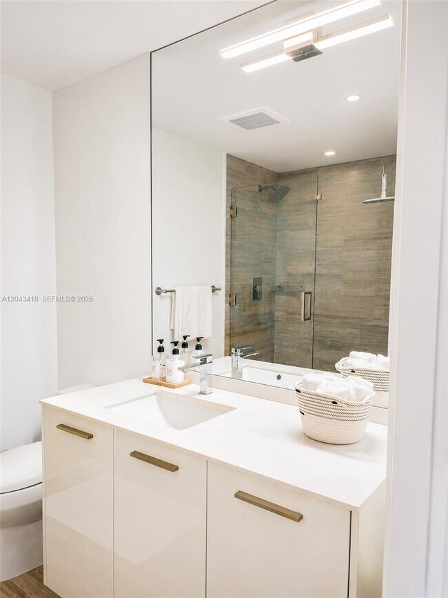 Building Photo - 1300 Brickell Bay Dr